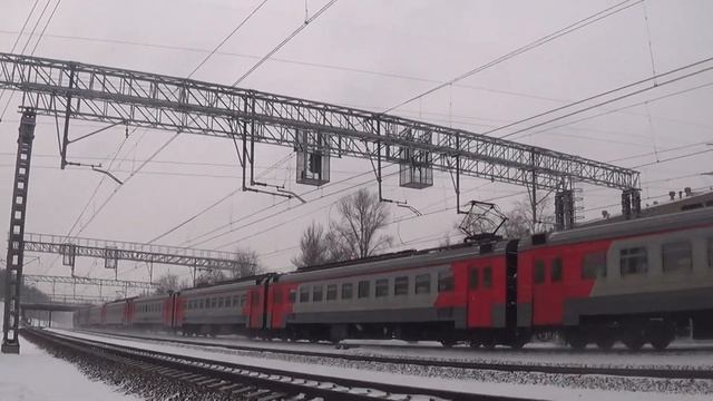 Электропоезда ЭД4М-0302 и ЭС1П-042 Ласточка смотреть онлайн