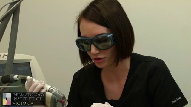 The DIV team demonstrates the Fraxel procedure смотреть онлайн