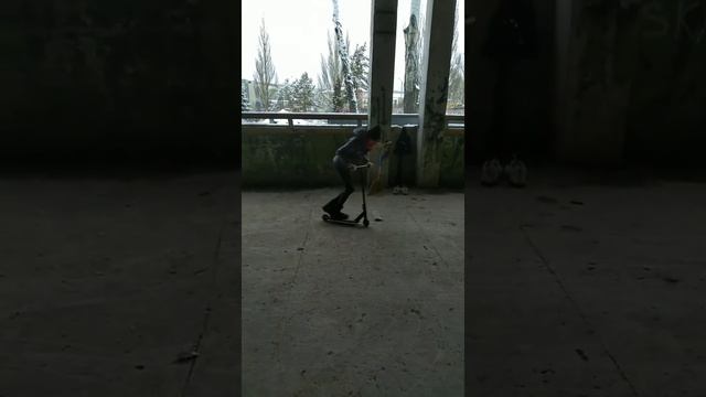 Катаем на стоянке//выпал снег //девочка на самокате смотреть онлайн