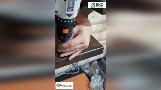 Русская лестница. Монтаж лестницы на монокосоуре, ограждения нержавейка, ступени лиственница. смотреть онлайн