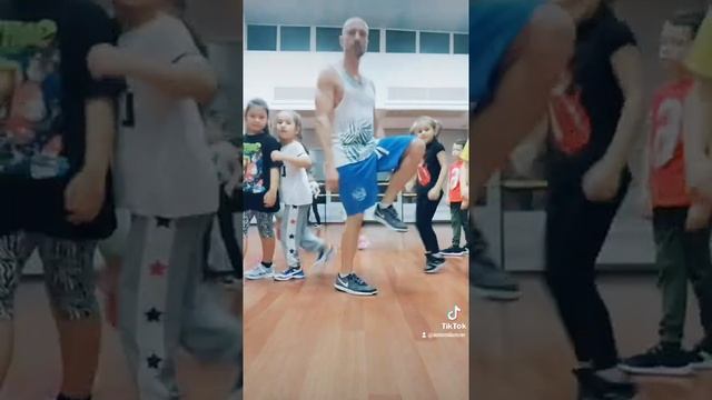 Крутое движение ногами! Самая простая обучалка танцам. смотреть онлайн