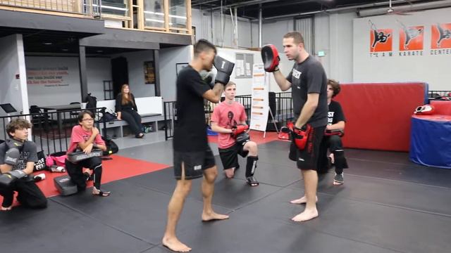Boxing Combinations 1-9, Kickboxing Combinations 1-4 and TBA 18 смотреть онлайн