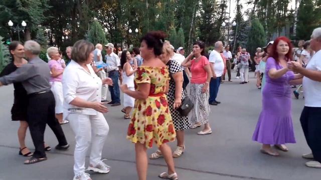 ТЫ МОЙ БУКЕТ РЯБИНЫ! ХАРЬКОВ ТАНЦЫ В ПАРКЕ ГОРЬКОГО 2021 смотреть онлайн