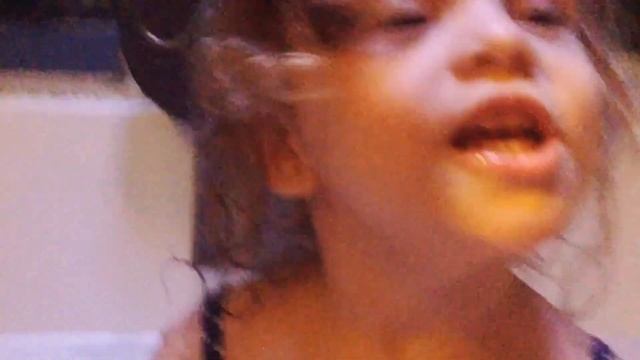 Купаемся. Булькаемся. Дарина балуется. Буль-буль