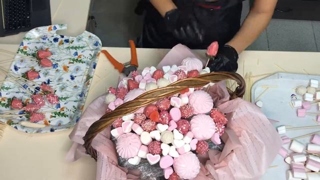 Букет, корзина из зефира, маршмелоу и клубники в шоколаде смотреть онлайн