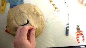 Ремонт футбольного мяча произвожу первый раз в жизни - распарываю мяч, заменяю камеру и зашиваю мяч