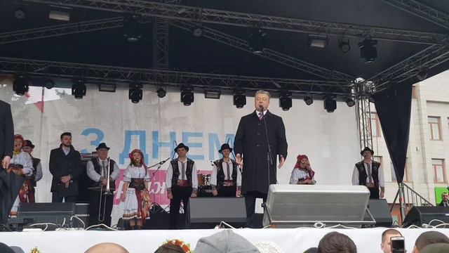 ПОРОШЕНКО ПОЁТ ПЕСНЮ на сцене смотреть онлайн