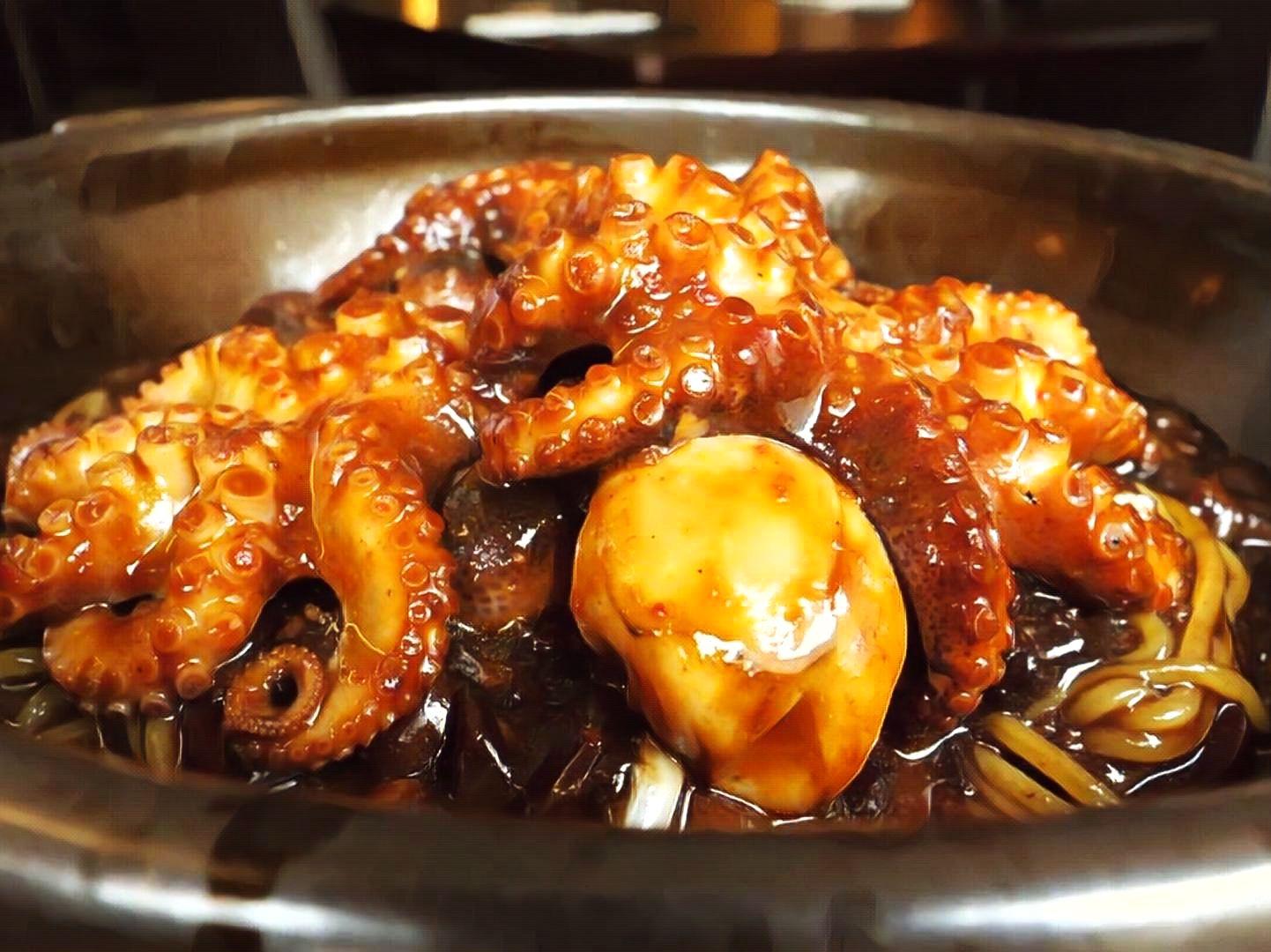 Лапша из черной фасоли с трюфелем - корейская уличная еда.