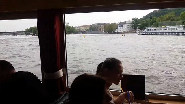 Лаура на кораблике плывет по реке Влтава в Праге смотреть онлайн