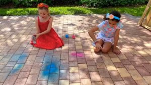 Настя и папа устроили день уборки игрушек. Полезное видео для детей.