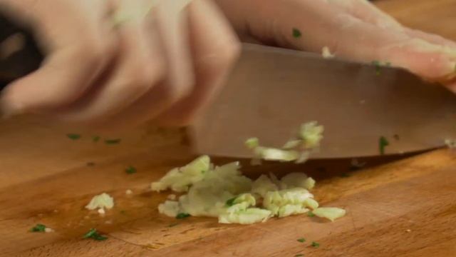 Кулинарная академия LG — готовим баклажан пармиджано с Антоном Дмитриевым смотреть онлайн