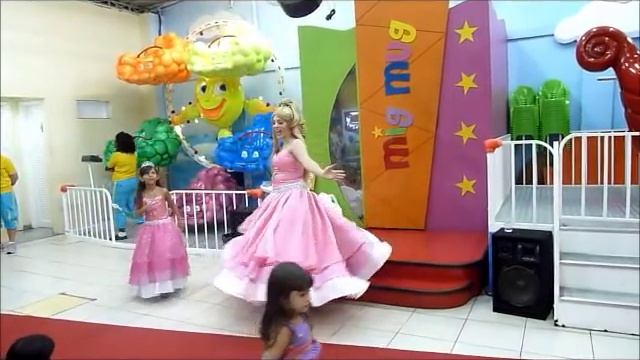 Barbie Moda e Magia - Personagem vivo - Era Uma Vez... Princesas смотреть онлайн