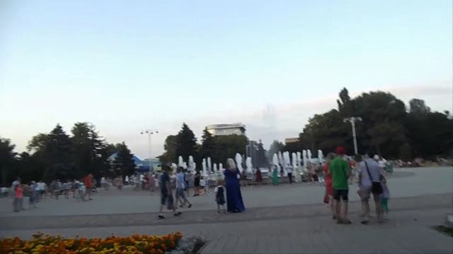 Анапа ул. Горького 13.07.2017г. Фонтан. Вечерняя прогулка. смотреть онлайн