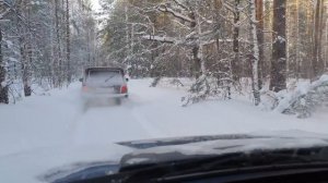 Нивы по снегу. Грязевая МТ резина по снегу. Сравнение резины. Где больше снега, в поле или лесу?