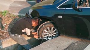 Опытный водитель показывает, как с помощью веревки вытащить машину из ямы