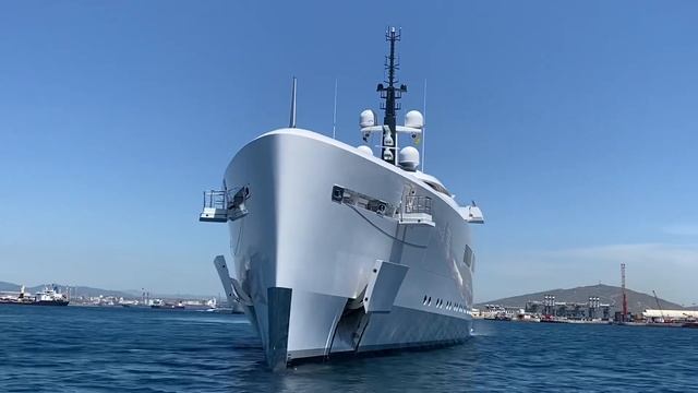 VAVA II, 96m Devonport Yachts built Superyacht docking in Gibraltar смотреть онлайн