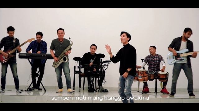 DOH KONO DOH KENE - HASSAN SATYA FT KIMOCHI D'BAND (Official Music Video) смотреть онлайн