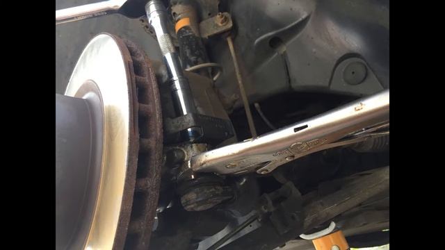 HOW TO: Replace Tie Track Rod End (Clio RS 3 197 200) смотреть онлайн