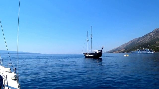 Мыс Златый рог в Хорватии . Вид с яхты на известнейший пляж. смотреть онлайн