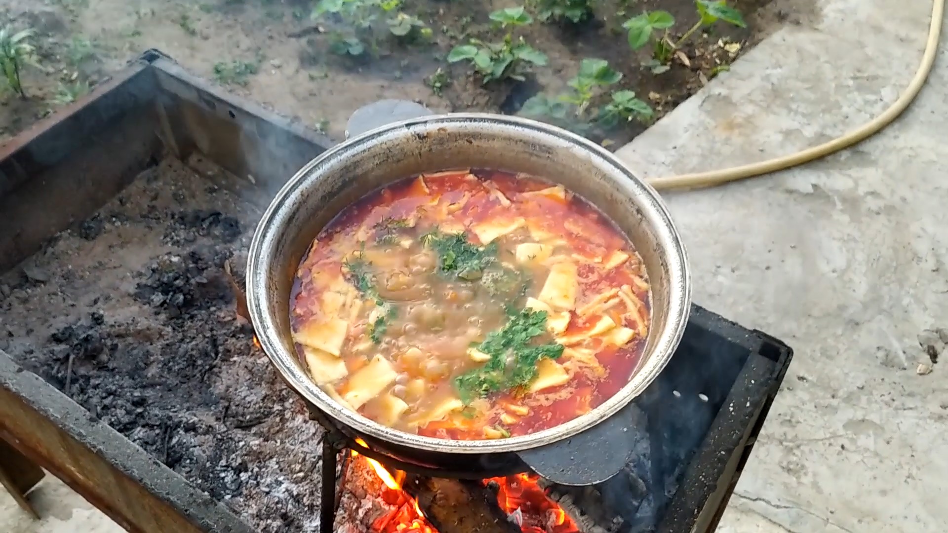 ЛАГМАН в КАЗАНЕ  ПО-ДОМАШНЕМУ на КОСТРЕ!! ТАРЕЛКУ СЪЕЛ и СНОВА МАЛО!!