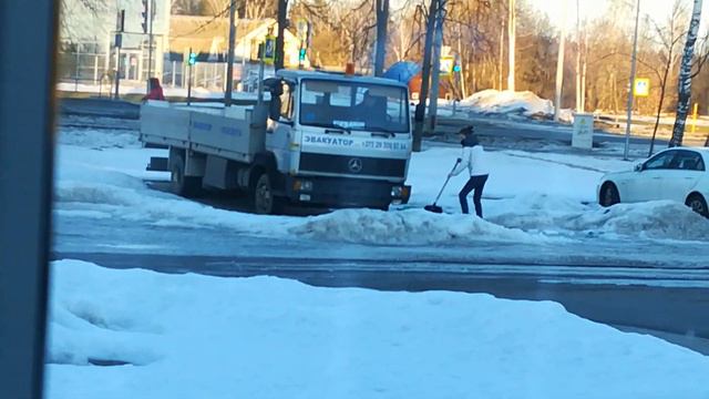 Девушка работает,а парень отдыхает. смотреть онлайн