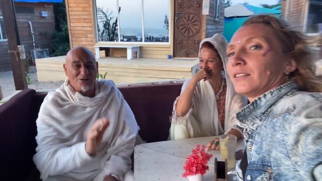 Эти люди выглядят так «духовно», что я не смогла не спросить у них «духовный совет»…😂😂😂 смотреть онлайн