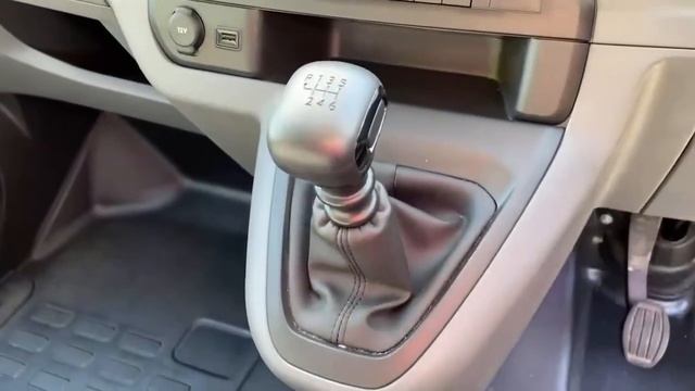 Vauxhall Vivaro L1 Diesel Vivaro 3100 2.0d 150PS Sportiv E H1 D/cab смотреть онлайн
