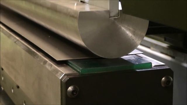 Радиусная гибка листового металла на листогибочном прессе AM AMB-15031 смотреть онлайн