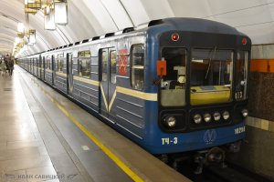 Поезда метро на станции Московские Ворота