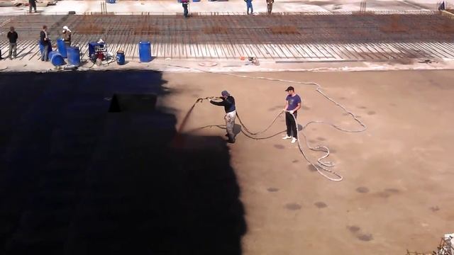 Нанесение жидкой резины на бетонную подготовку смотреть онлайн