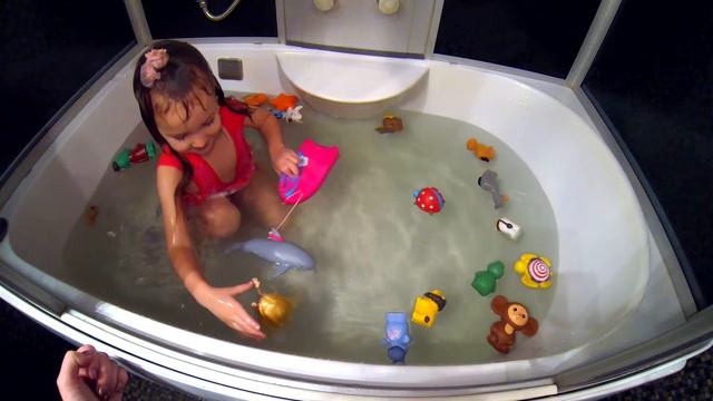 Привет, ребята! Катя плавает с куклой Moxie. Обзор игрушки смотреть онлайн