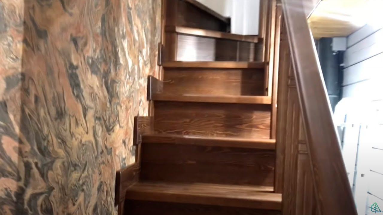 Г - ОБРАЗНАЯ ЛЕСТНИЦА ИЗ СОСНЫ С ПОВОРОТНЫМИ СТУПЕНЯМИ смотреть онлайн