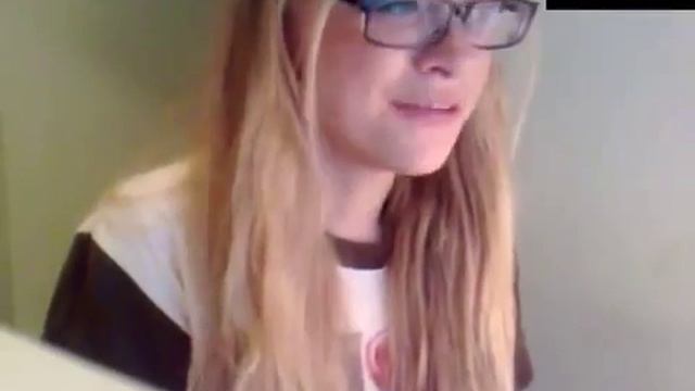 Симпатичная девушка очень красиво исполняет песню!!! Божественный голосок!!! смотреть онлайн