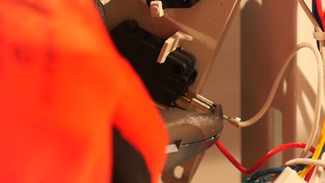 Wie ersetzt man die Türverriegelung einer Mikrowelle? смотреть онлайн