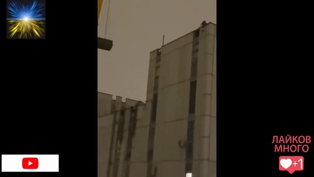 Москва, Тетеринский пер, устанавливают на крышу здания ЗПРК Панцирь-С1 19 января 2023 г. смотреть онлайн