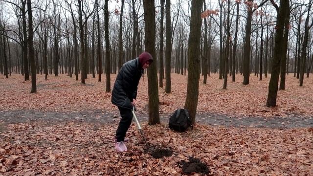 ВСКРЫЛ КАПСУЛУ ВРЕМЕНИ  Была под землей 50 лет 