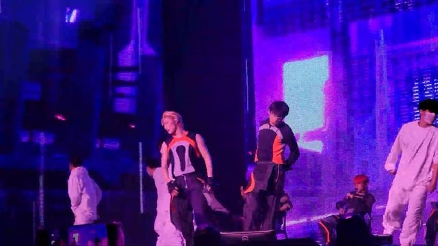 ATEEZ - Cyberpunk | Break The Wall Tour 2022 in Chicago (11/19) 4K Fancam смотреть онлайн