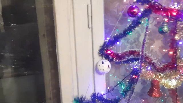 Как сделать красивую Новогоднюю Елку из гирлянды в окне. смотреть онлайн