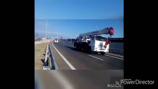Автокраны Челябинец одними из первых проехали по Крымскому мосту.mp4 смотреть онлайн