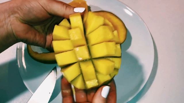 КАК БЫСТРО и ЛЕГКО ПОЧИСТИТЬ и РАЗРЕЗАТЬ МАНГО смотреть онлайн