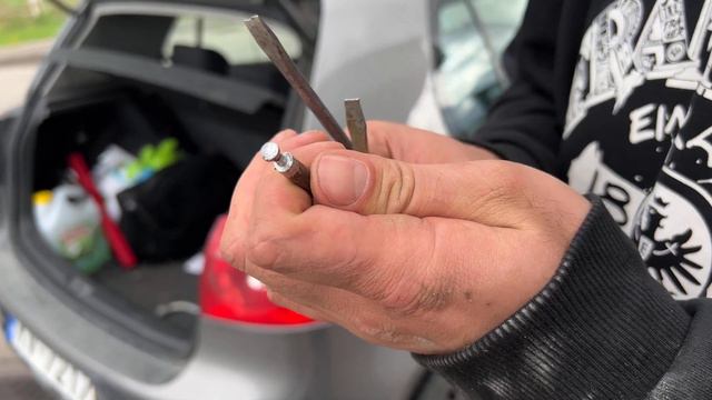 Прокололи колесо. А там такое…!!!