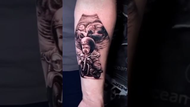 Татуировки разные:цветы у девушки. мотоциклист. череп с цветами. смотреть онлайн