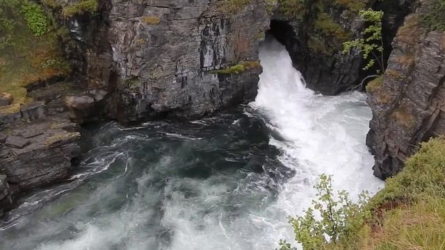 5 часов бушующих речных звуков - Водопад в скале - Звуки природы для расслабления, сна, медитации смотреть онлайн