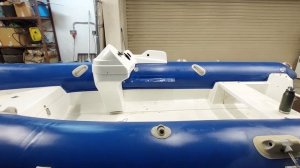 Компоновка и странное размещение рулевой консоли на лодке РИБ. Почему?