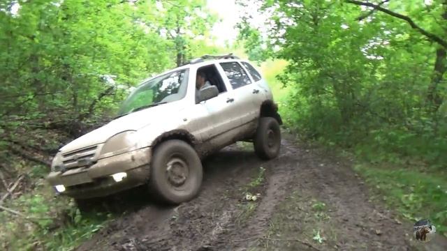 Чероки по грязи в жёсткой колее (Jeep Cherokee In Deep Mud)
