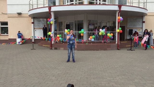 Саша Кулешова - Оранжевое солнце (2016.05.22, площадка перед ДК "Пересвет") смотреть онлайн
