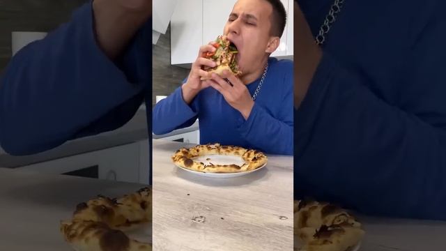 Как кушать пиццу одному? ? смотреть онлайн