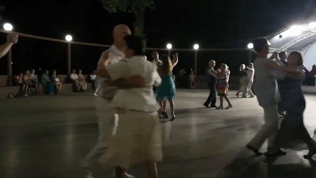 Танцы в парке Царицыно кому за 40)) смотреть онлайн
