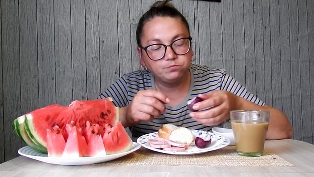 Mukbang. Колбаса, редиска, моцарелла и... АРБУЗ ;) "А у меня нету денег!" Лиюшу укусила оса :( смотреть онлайн