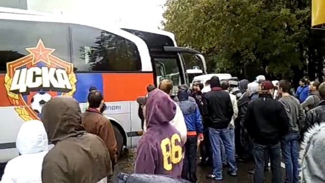 Фанаты ЦСКА остановили автобус с командой смотреть онлайн
